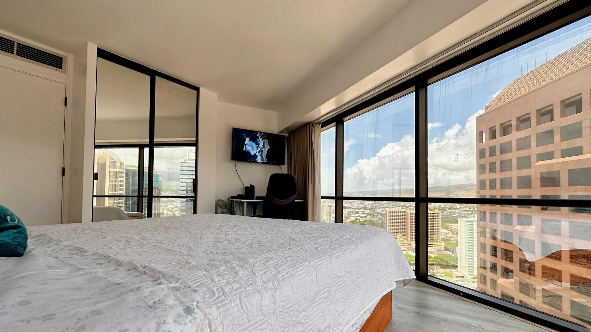 Condotel With Free Parking Wifi Central Ac By Stayhawaii ホノルル