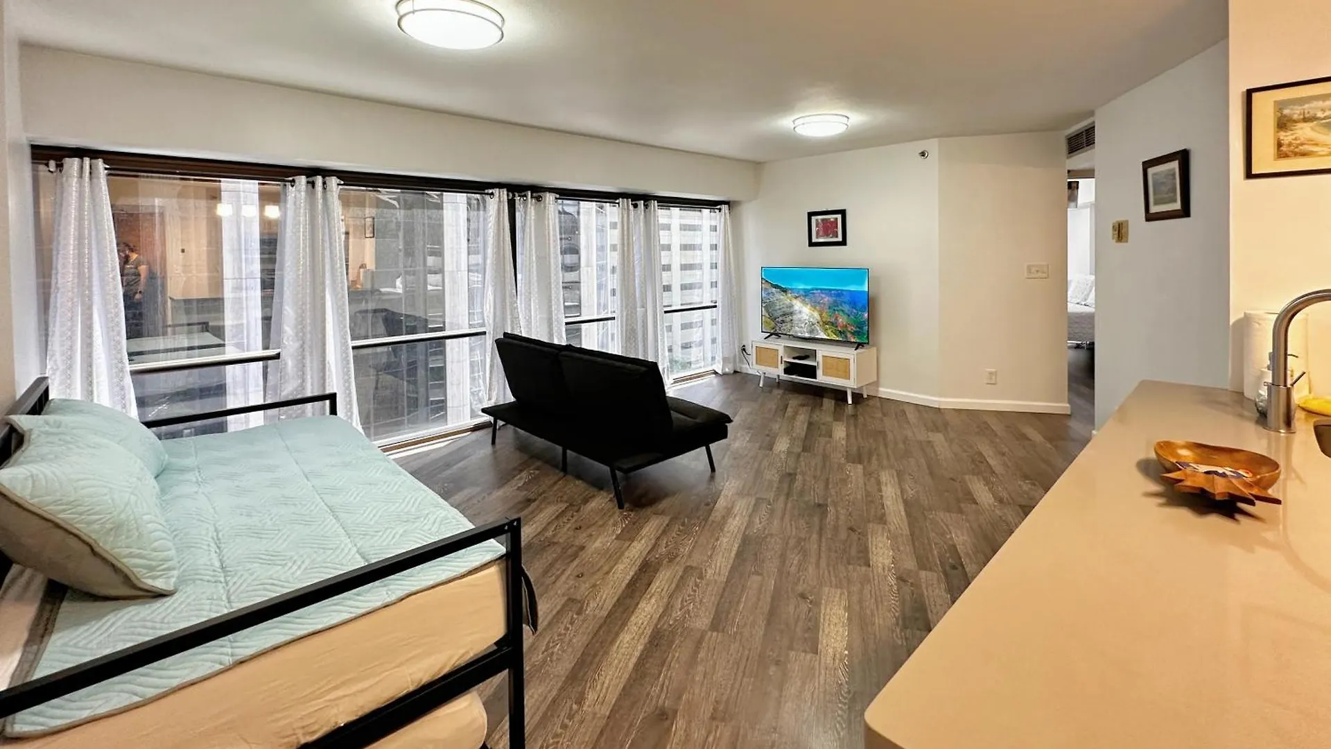 Condotel With Free Parking Wifi Central Ac By Stayhawaii ホノルル アパート